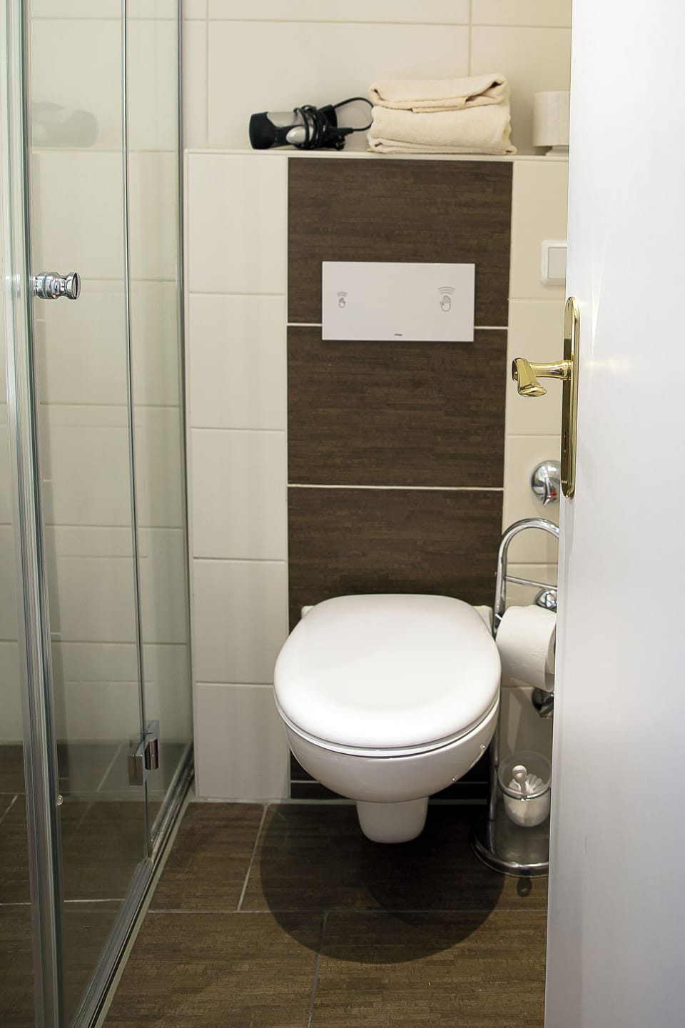 Economy Single Room | Bathroom | Shower, hair dryer, towels, toilet paper