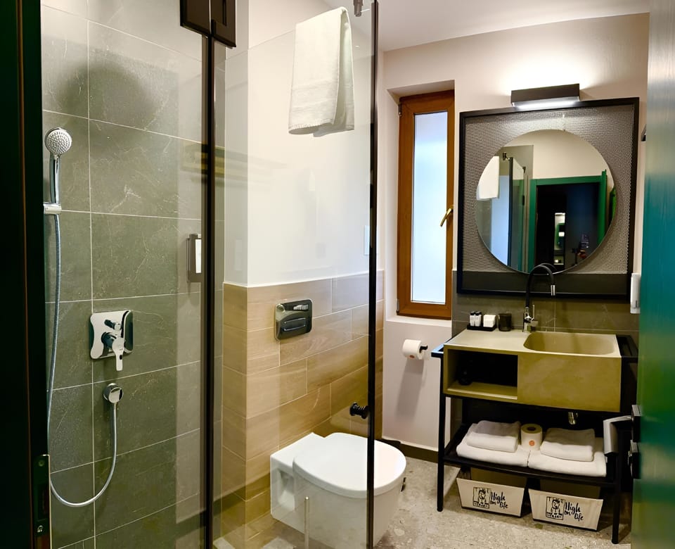 Suite (Musala) | Bathroom | Hair dryer, bathrobes, slippers, towels