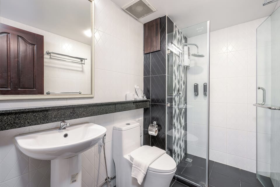 Deluxe Triple Room, Multiple Beds | Bathroom | Shower, free toiletries, hair dryer, slippers