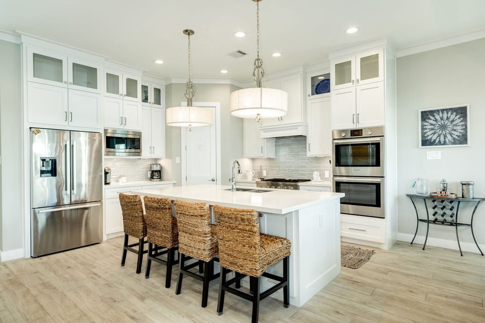 Fully-equipped kitchen with large island