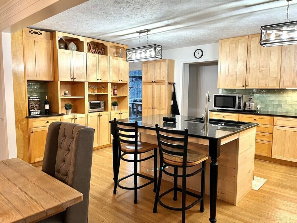 Main House: Fully stocked kitchen
