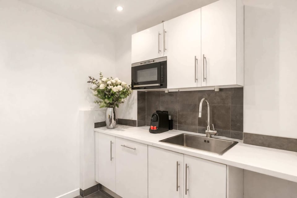 The kitchen is fully equipped: Nespresso machine & pods are provided