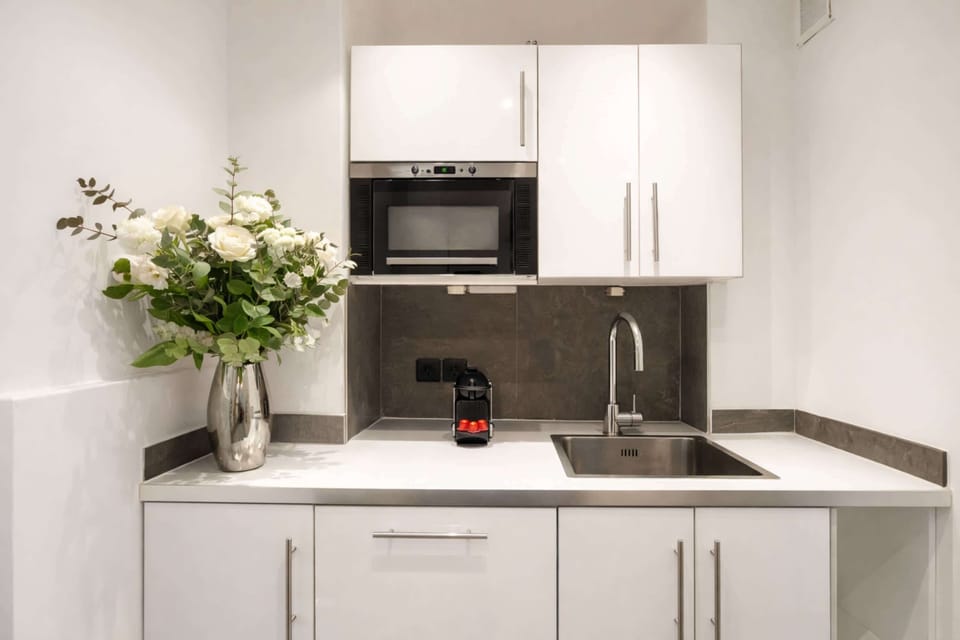 The kitchen is fully equipped: Nespresso machine & pods are provided
