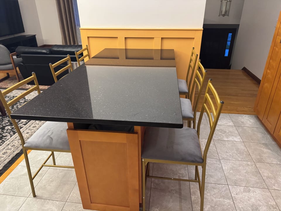 Nice countertop can sitting 6 persons