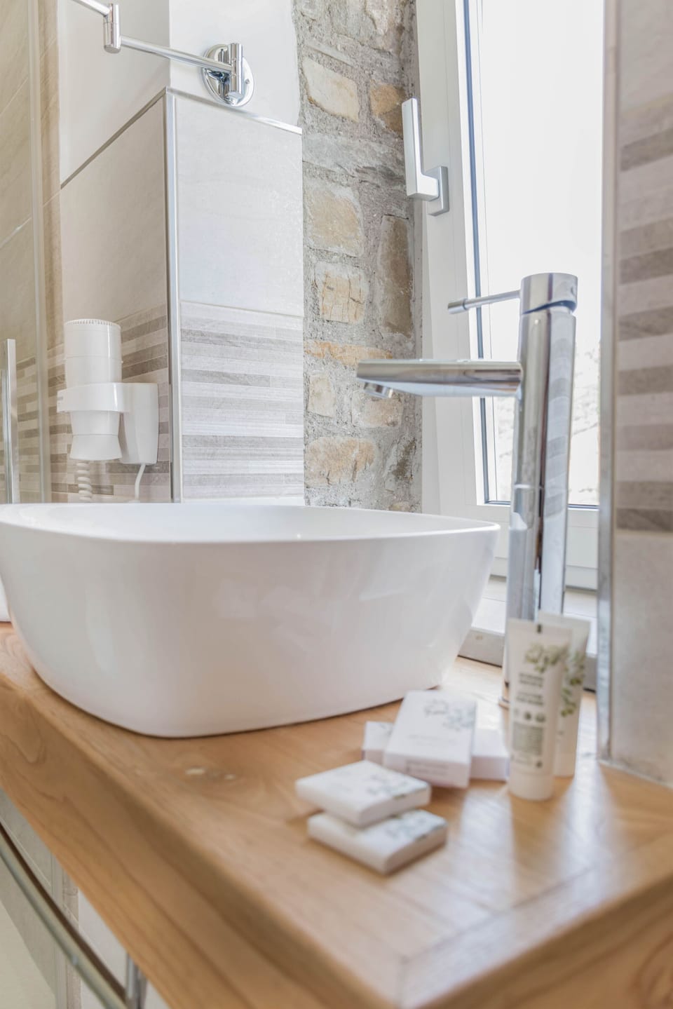 Standard Double Room | Bathroom | Free toiletries, hair dryer, bidet, towels