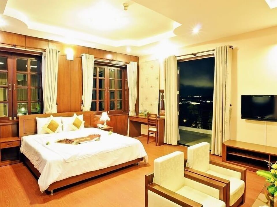Suite | Minibar, in-room safe, desk, laptop workspace