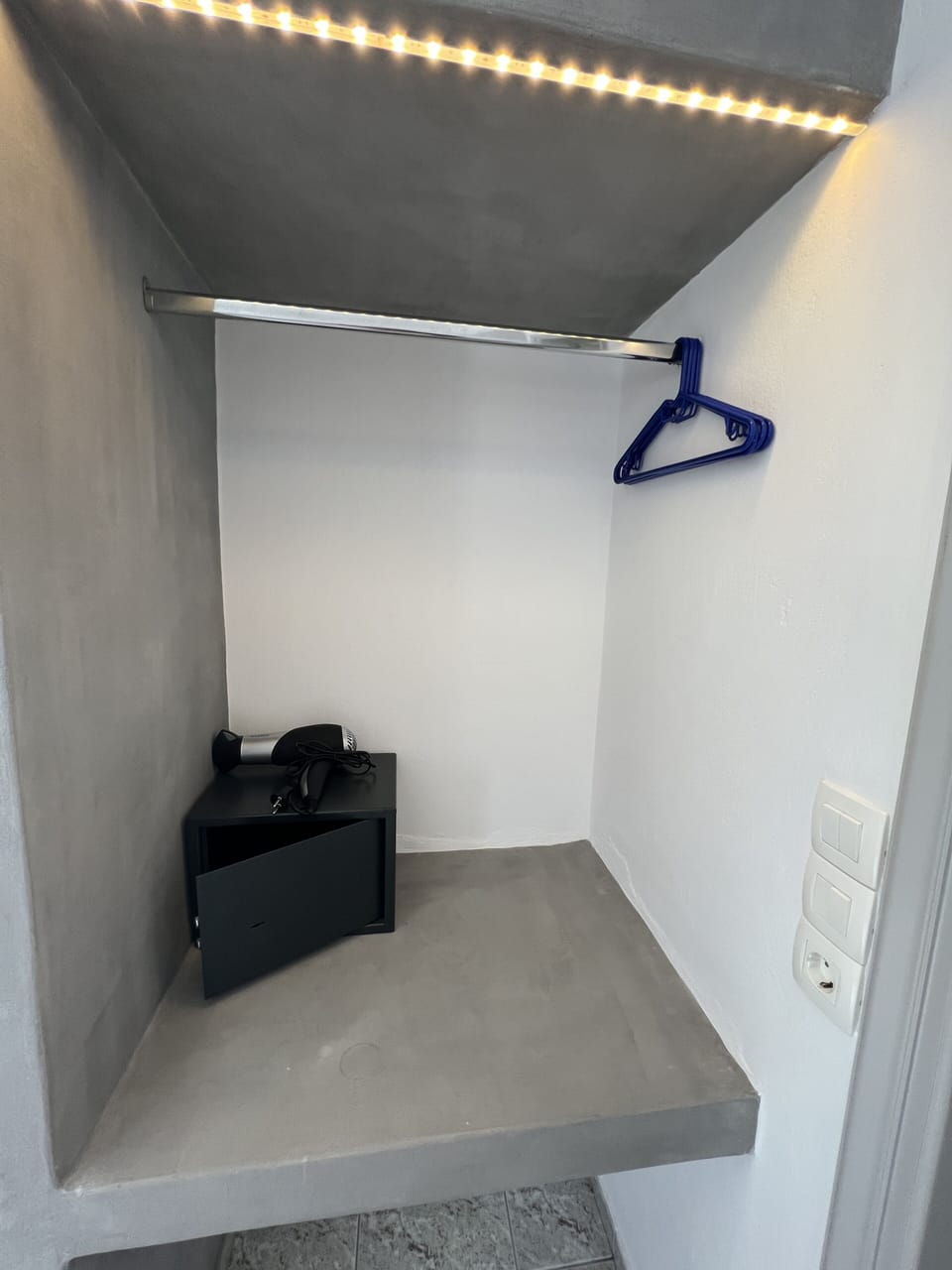Standard Studio | In-room safe, desk, WiFi (free), bed sheets