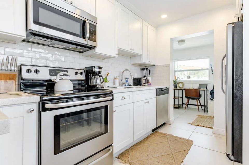 Full kitchen has everything you need for a great meal prep.