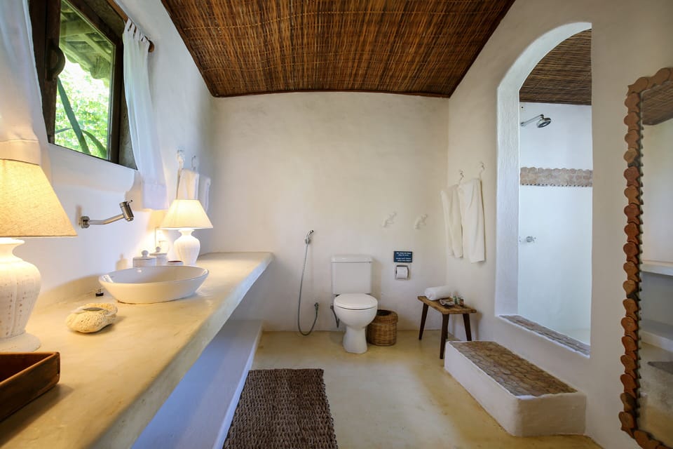 Family Quadruple Room | Bathroom | Shower, free toiletries, hair dryer, towels