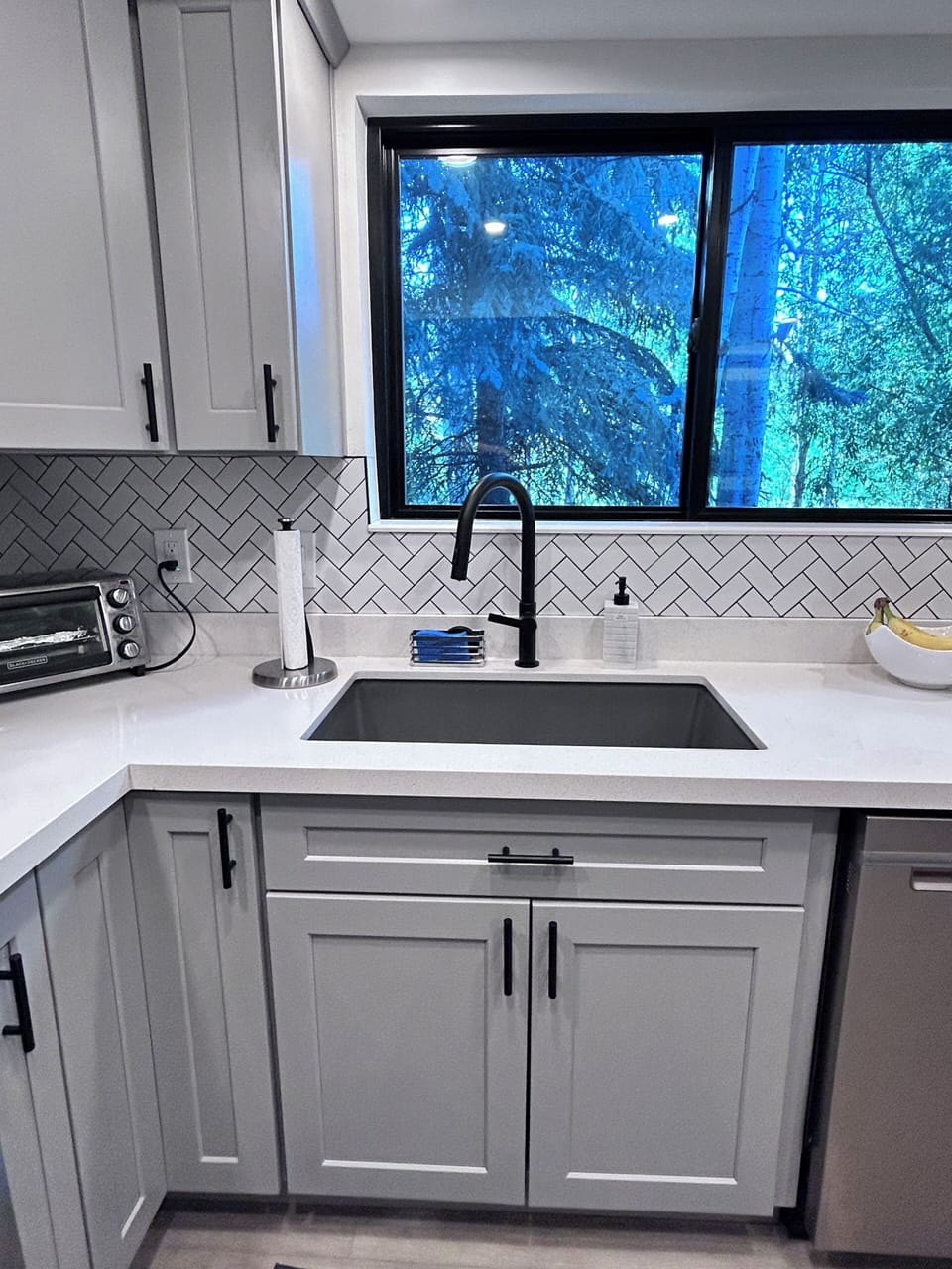 Kitchen renovated 2025 - quartz countertops.