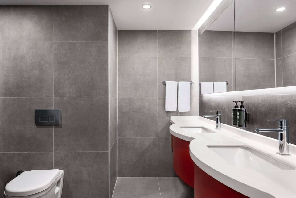 Shower, rainfall showerhead, free toiletries, hair dryer