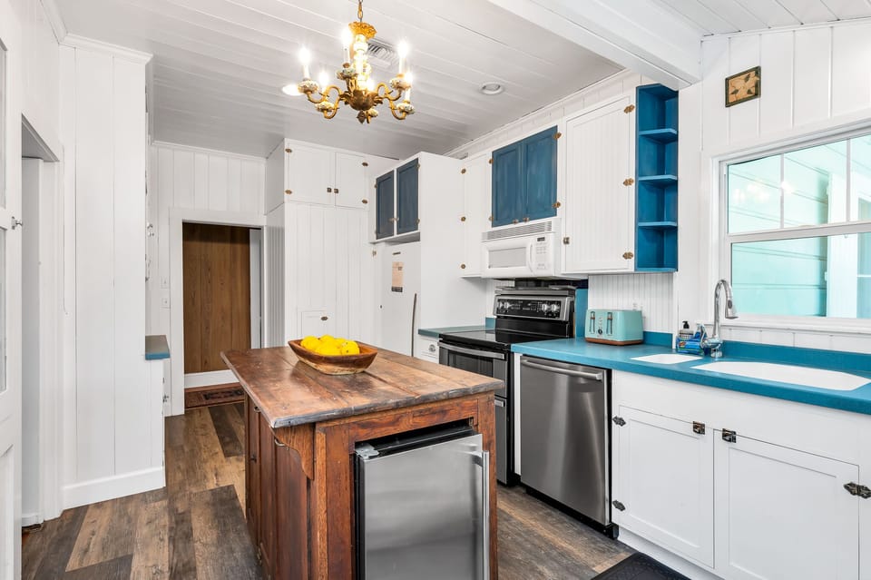 Stunning cottage-themed and with a rustic Farmhouse feel. Fully equipped with stainless steel large appliances, blender, toaster, filter coffee, service for 10 guests. Counter top with large windows. It's the perfect kitchen to cook for the family.
