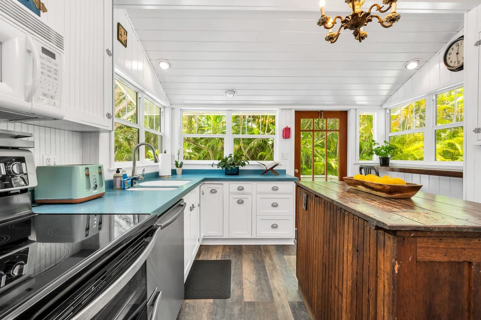 Stunning cottage-themed and with a rustic Farmhouse feel. Fully equipped with stainless steel large appliances, blender, toaster, filter coffee, service for 10 guests. Counter top with large windows. It's the perfect kitchen to cook for the family.