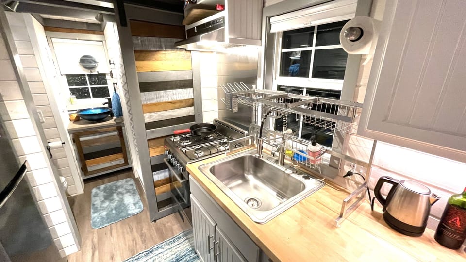 Full kitchen.