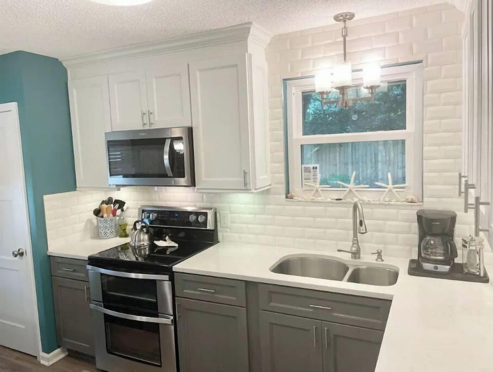 Enjoy the use of either oven (small or large) and the spotless microwave!