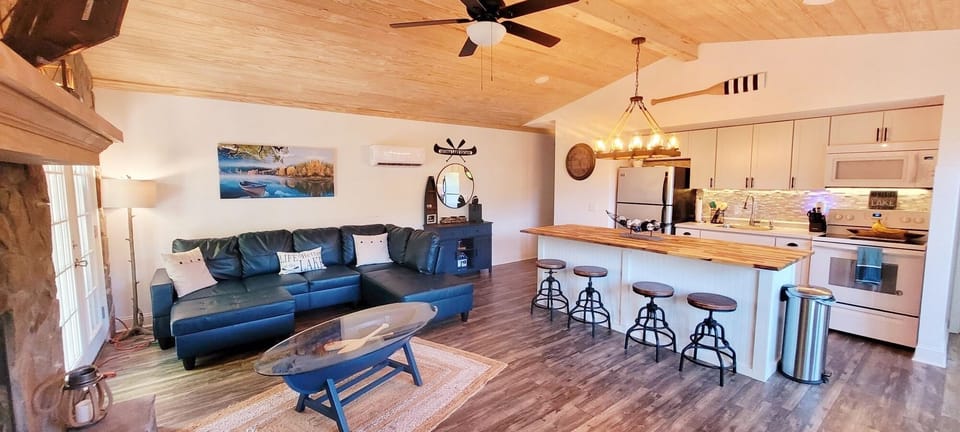 Plenty of seating on the leather sectional sofa & leather reclining chair