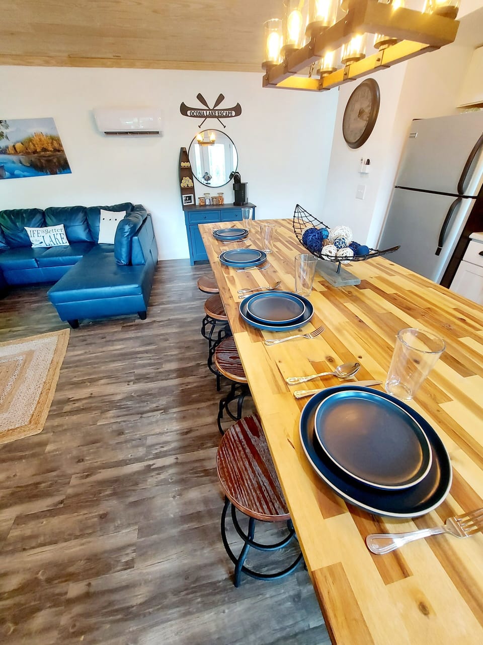 Kitchen Island seats 4