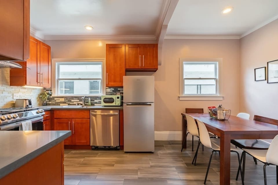 Cook, dine, and create lasting memories in our spacious kitchen. Featuring seating for six, modern appliances like an oven and fridge, and spotless cleanliness, it’s the perfect place for culinary adventures and quality time with loved ones. 🍳🍽️