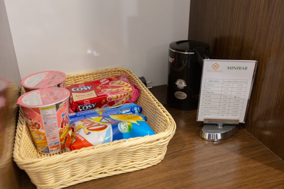 Deluxe Twin Room | Minibar, in-room safe, desk, blackout drapes