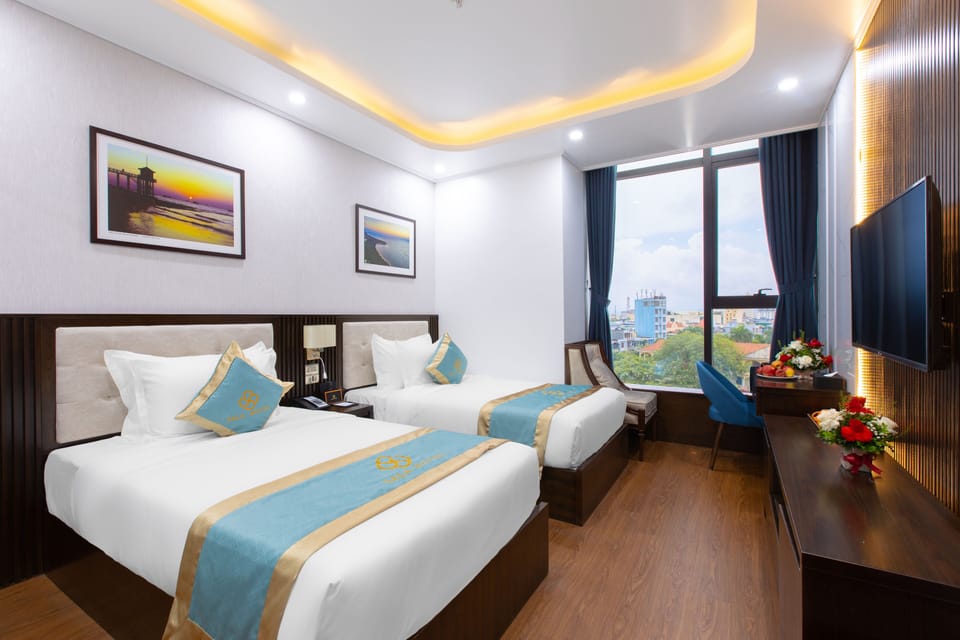 Deluxe Twin Room | Minibar, in-room safe, desk, blackout drapes