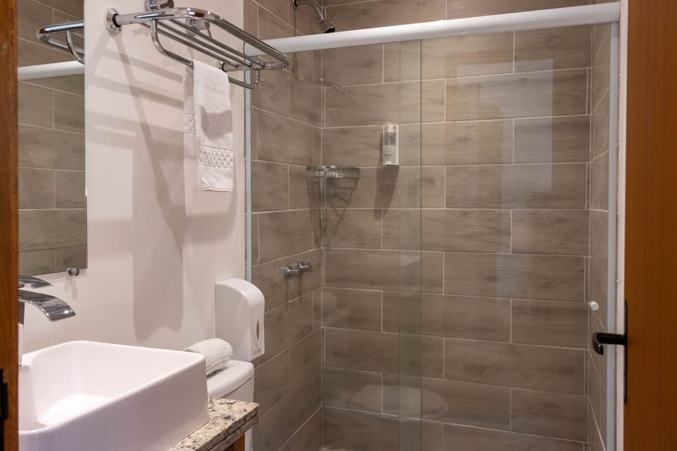 Standard Twin Room, 1 Double Bed | Bathroom | Shower, free toiletries, hair dryer, towels