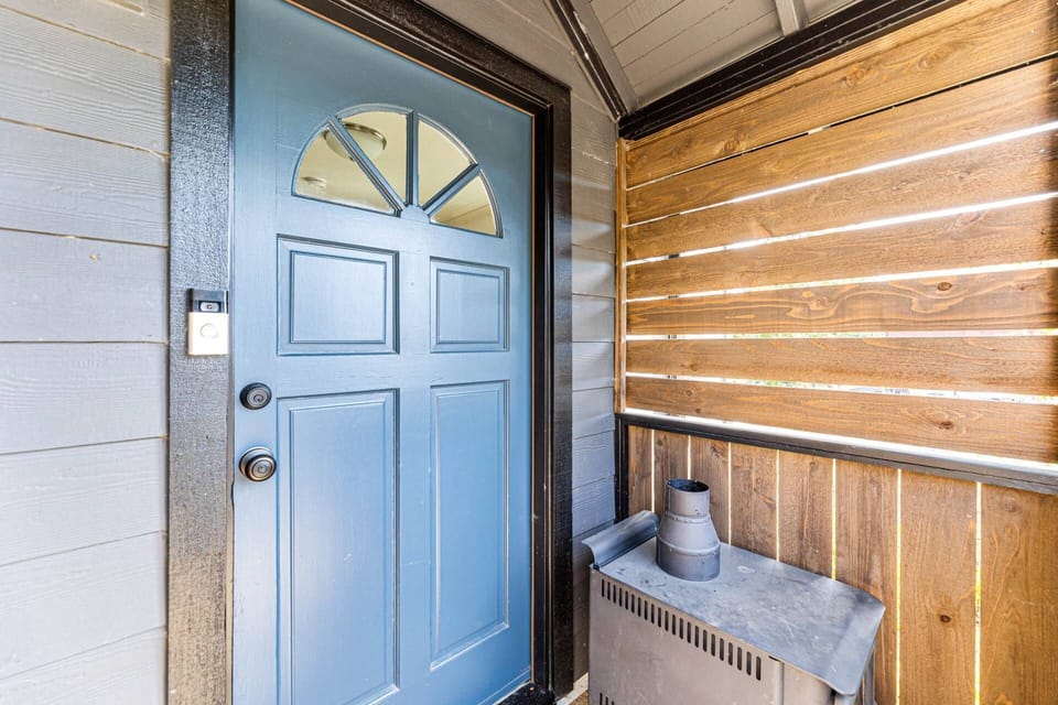 "The cottage is absolutely charming! It was very clean and welcoming. The furnishings are comfortable and in great condition." - Suzanne