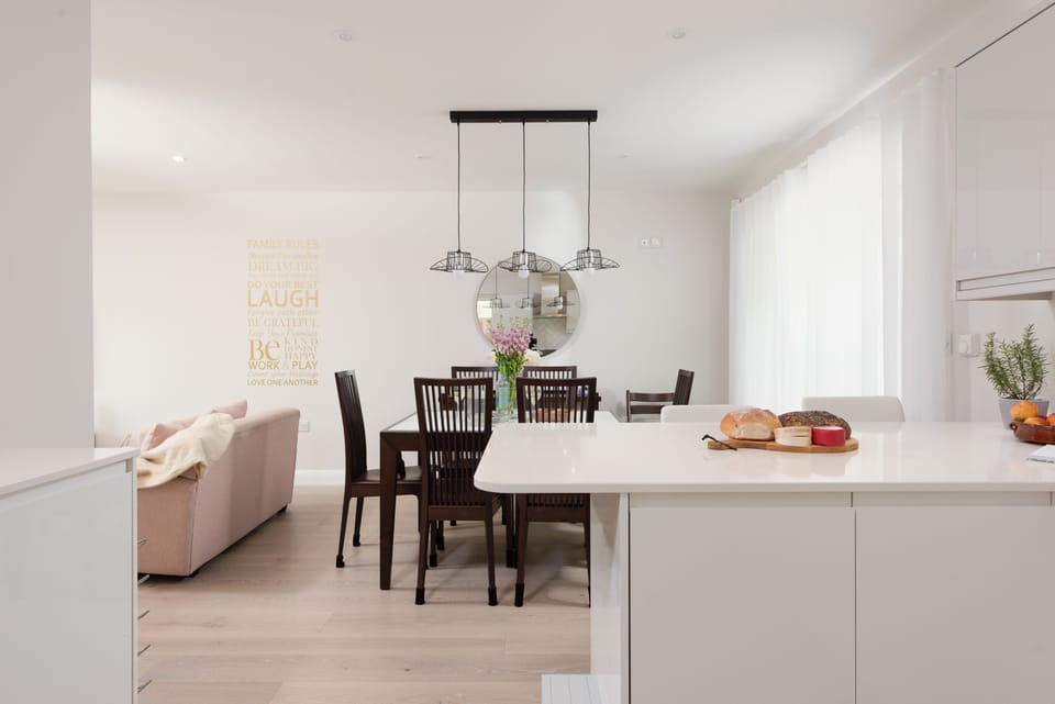 Tralee, Portreath. Ground floor: Open-plan dining area with table and seating for six