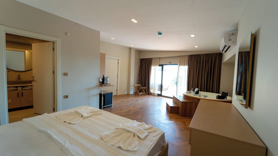 Deluxe Penthouse, 1 Bedroom, Sea View | Hypo-allergenic bedding available, Select Comfort beds, WiFi (free)