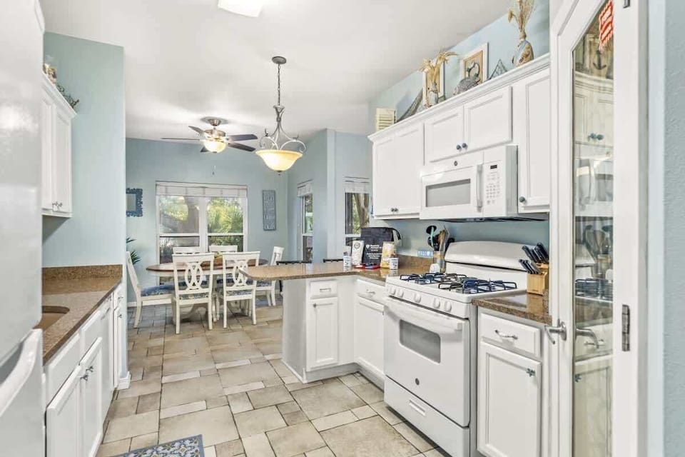 Kitchen and dining area (1st floor)
