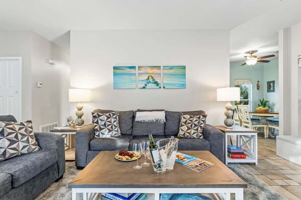 Living room (1st floor) Queen sleeper sofa