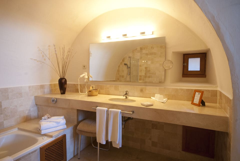 Superior Double Room, Terrace | Bathroom | Combined shower/tub, jetted tub, free toiletries, hair dryer