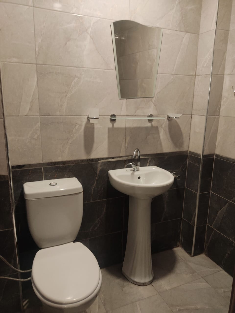 Business Quadruple Room, Multiple Beds | Bathroom | Slippers