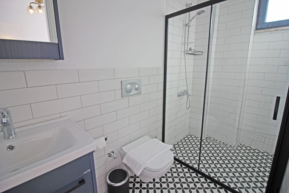 Deluxe Room, Garden View | Bathroom | Shower, hair dryer, towels