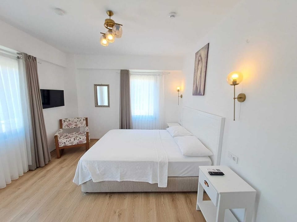 Deluxe Room, Balcony, Garden View | Premium bedding, minibar, free WiFi, bed sheets