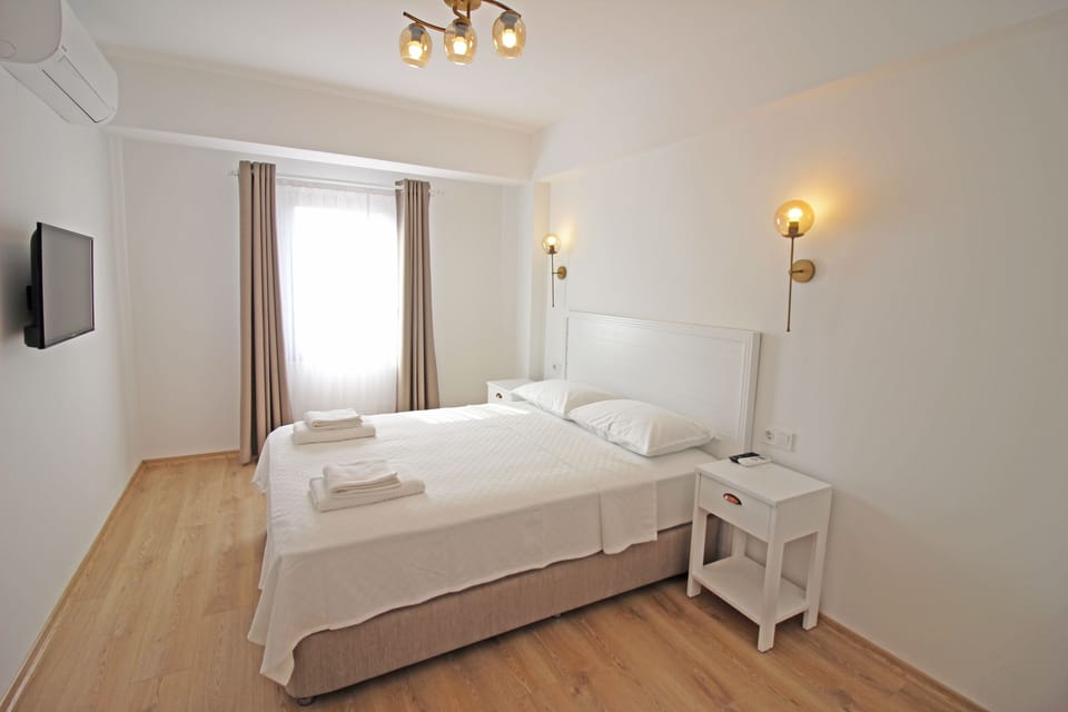 Deluxe Room, Garden View | Premium bedding, minibar, free WiFi, bed sheets
