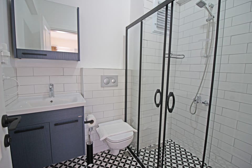 Deluxe Room, Garden View | Bathroom | Shower, hair dryer, towels