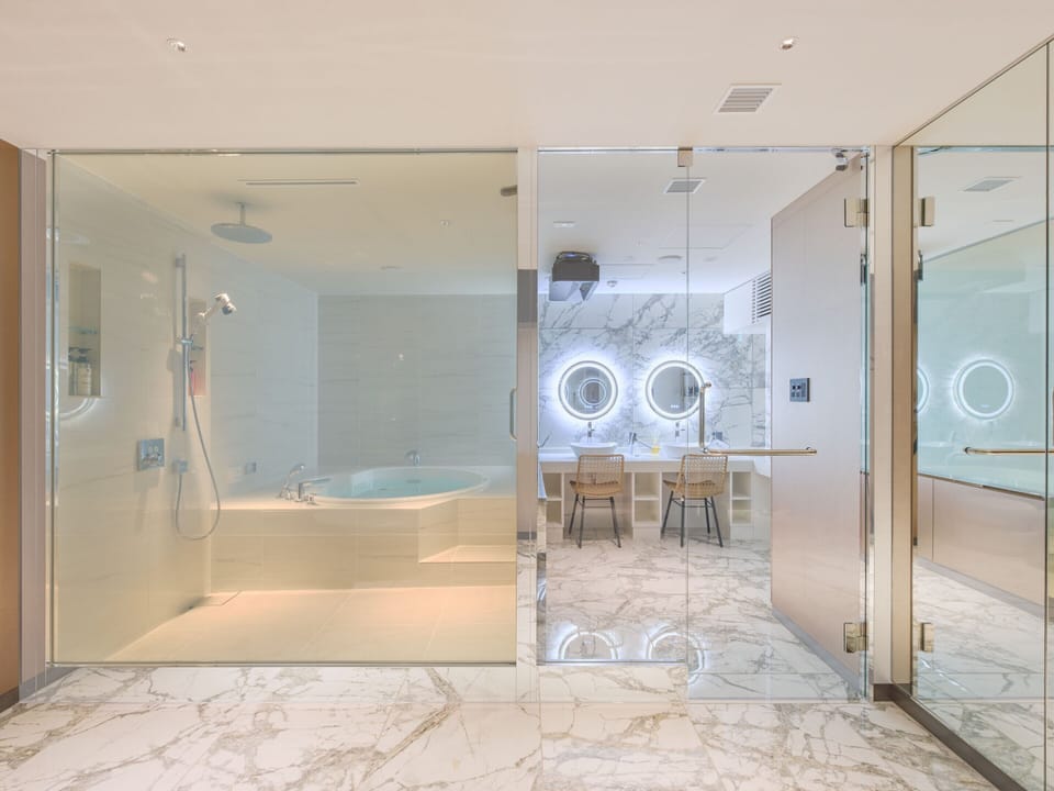 Sauna, hot tub