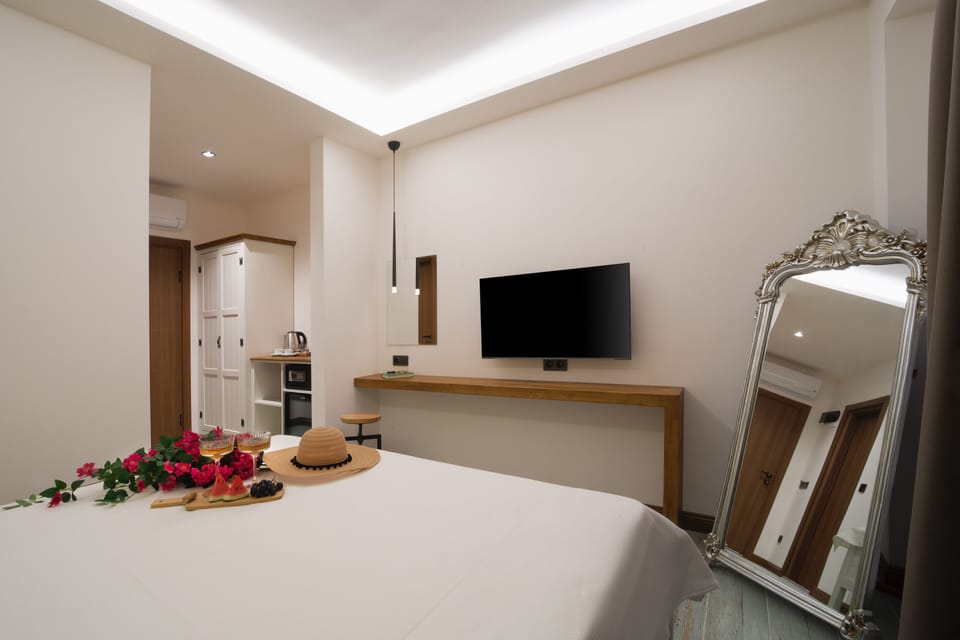 Executive Room | Minibar, individually decorated, laptop workspace, soundproofing