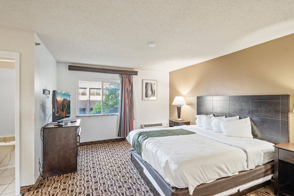 1 King Suite Oversized with Sofa Non Smoking | In-room safe, desk, soundproofing, iron/ironing board
