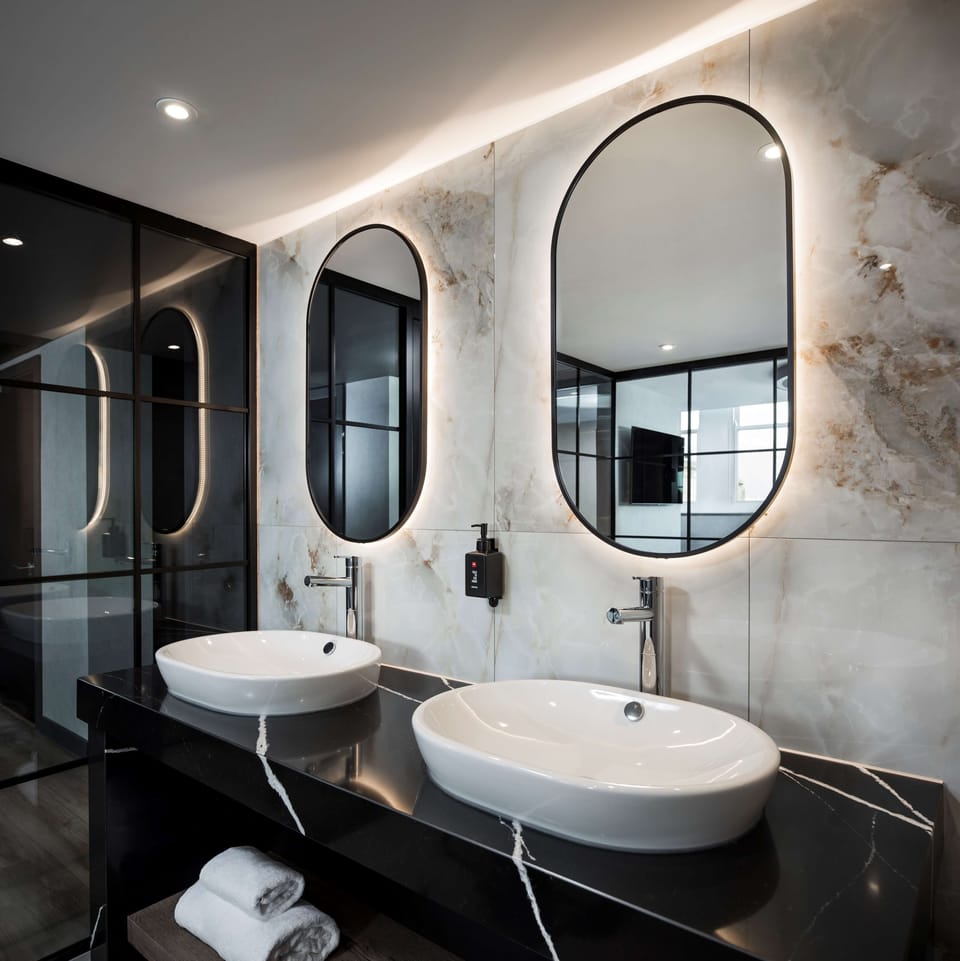 Suite (St Georges View) | Bathroom | Eco-friendly toiletries, hair dryer, towels, soap