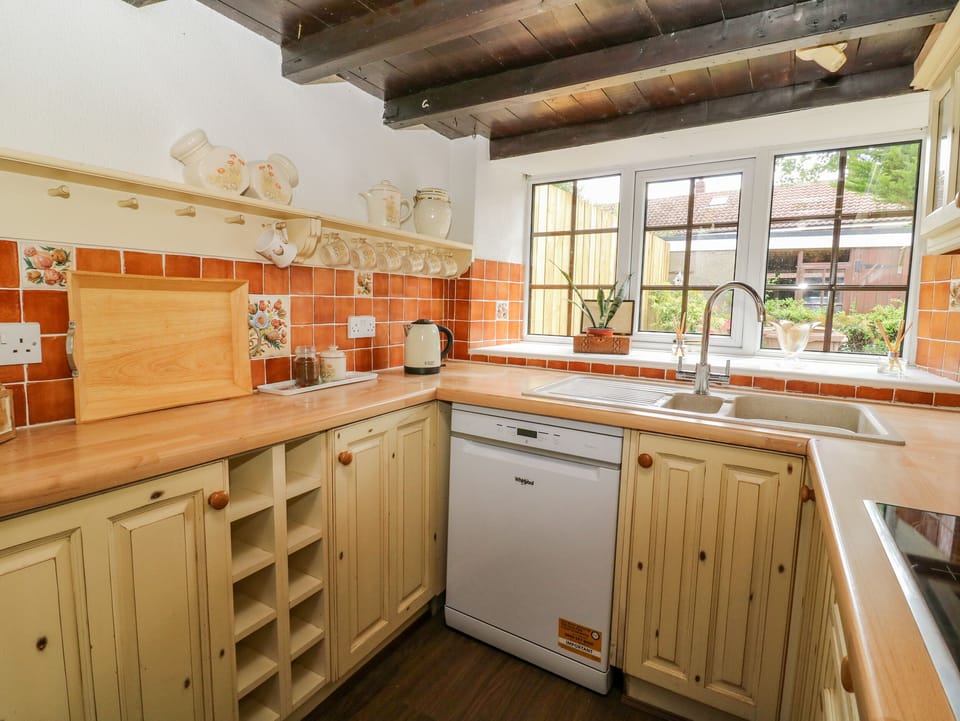 Cottage | Private kitchen | Fridge, dishwasher, electric kettle, toaster