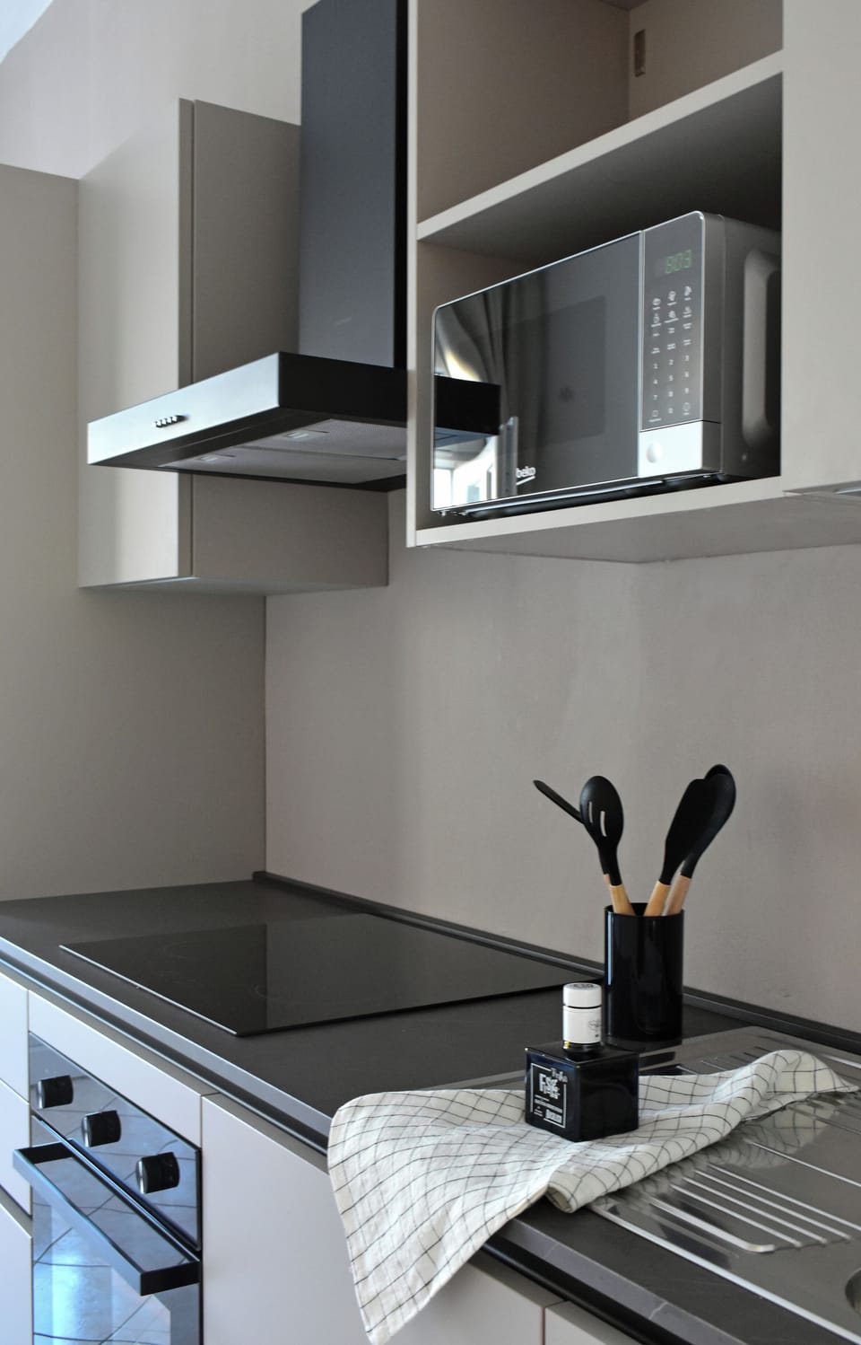 Superior Apartment | Private kitchen | Fridge, stovetop, cookware/dishes/utensils