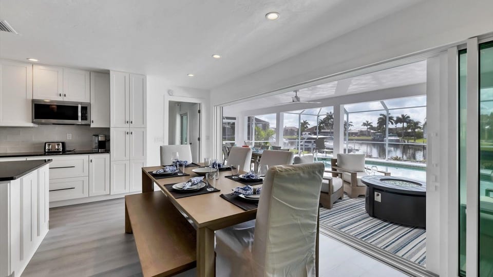 Seating for 6 at the dining table overlooking the lanai