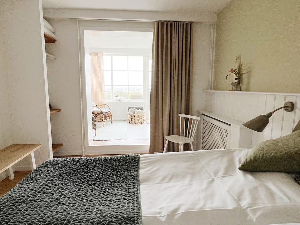 strandværelse med havudsigt | Hypo-allergenic bedding, desk, iron/ironing board, free WiFi