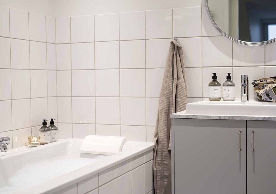 Suite med havudsigt | Bathroom | Shower, hair dryer, towels