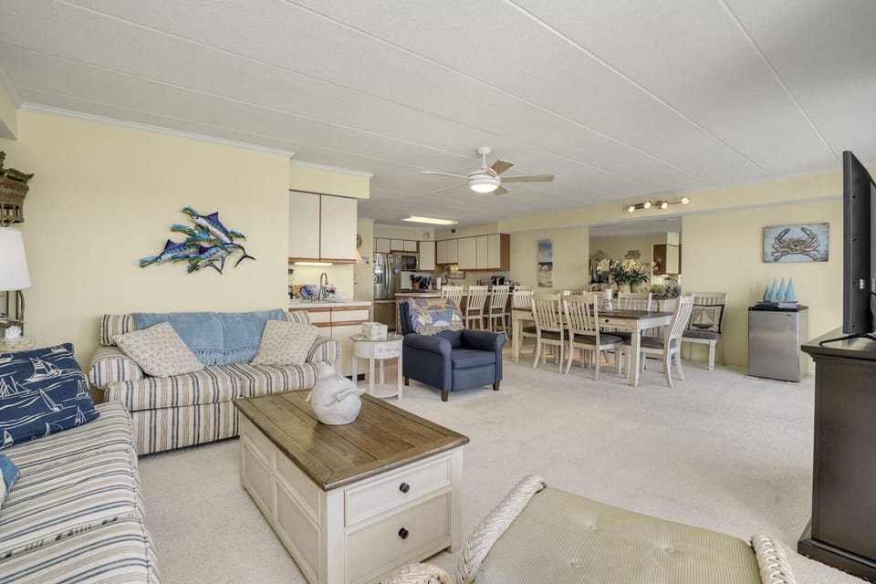 Condo, 2 Bedrooms | Living area