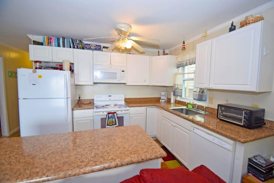 Condo, 3 Bedrooms | Private kitchen | Coffee/tea maker, fridge, toaster