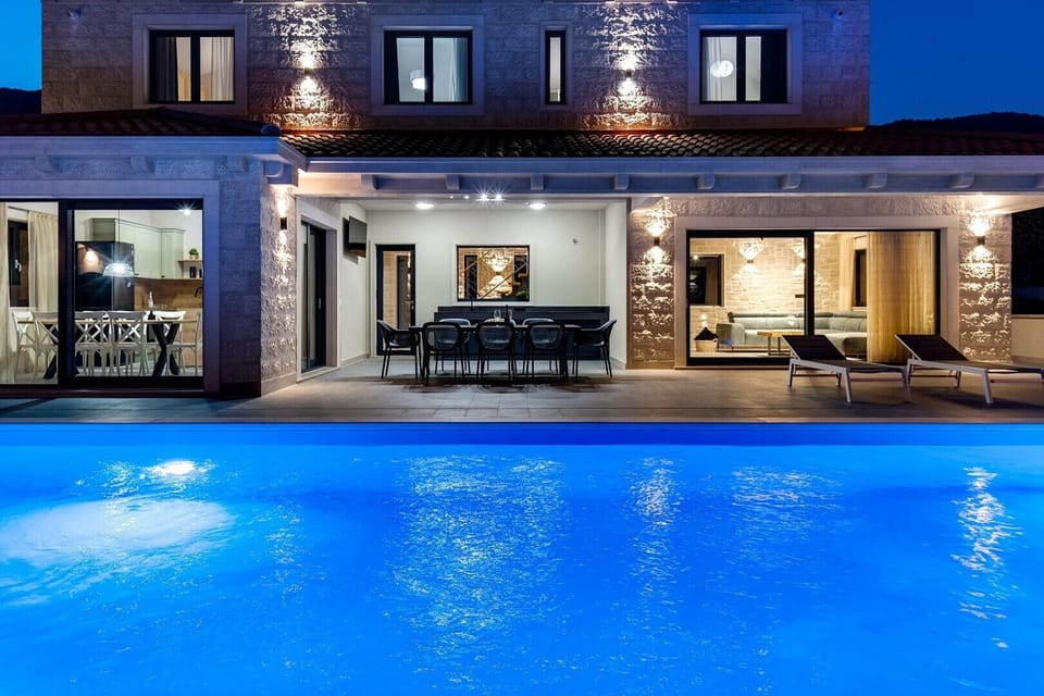 This quiet location offers a really relaxing vacation, and you are less than 20min (16km) far from Omiš with many restaurants, an open market, and the most beautiful sandy and pebble beaches