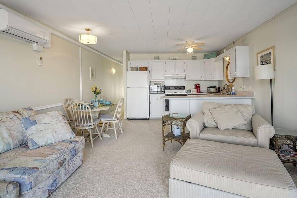 Condo, 1 Bedroom | Living room