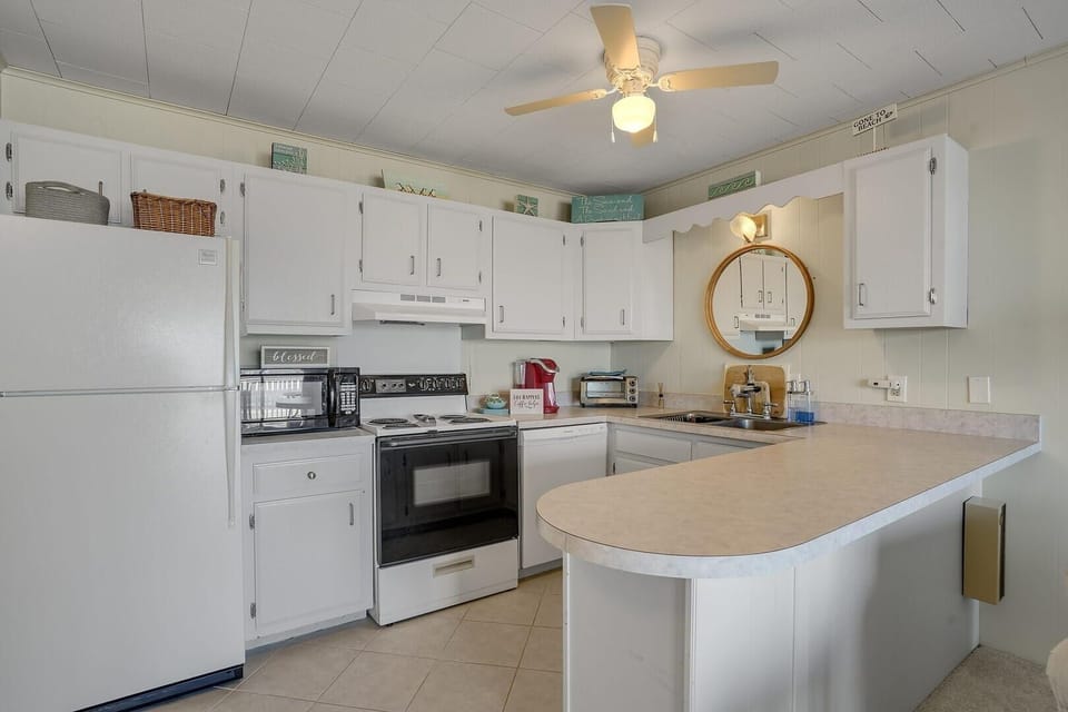Condo, 1 Bedroom | Private kitchen | Coffee/tea maker, fridge, toaster